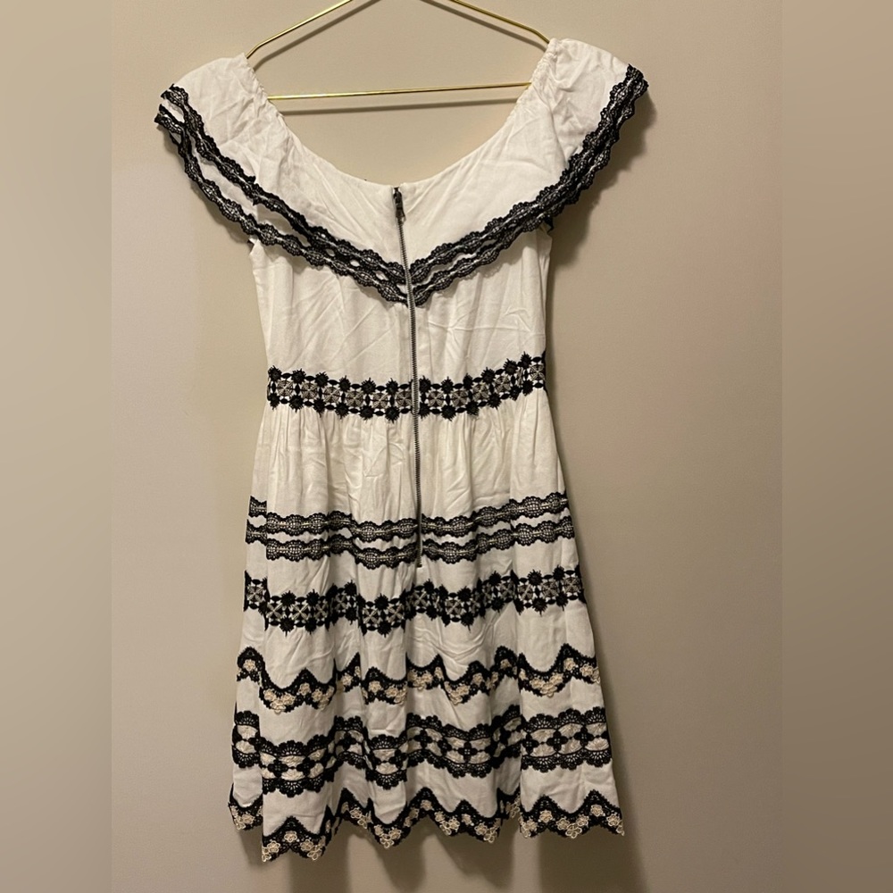Alice + Olivia Black & White Rozzi Off Shoulder Lace Trim Embroidery Dress - Picture 4 of 13